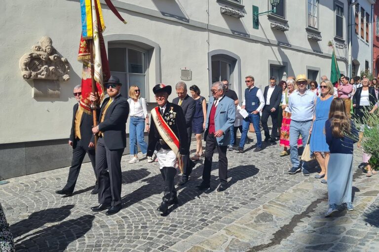 Fronleichnam Umzug mit Fahne 30. Mai 2024