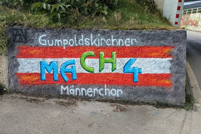 MACH4 begrüßt an der Ortseinfahrt