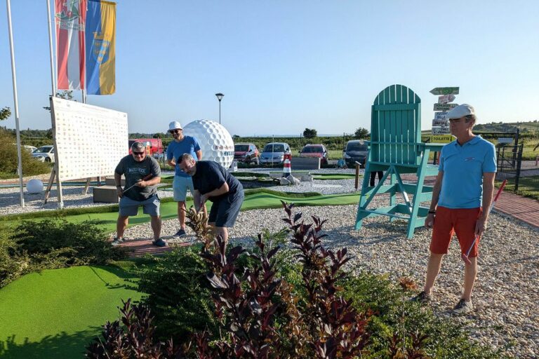 MACH4 versucht sich am Adventure Golfplatz
