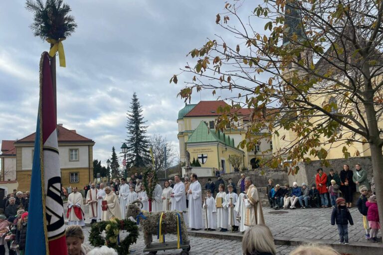 Erntedank in Gumpoldskirchen MACH4 mit Fahne